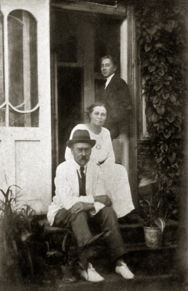 August Kitzberg oma maja ees Kevade tnaval