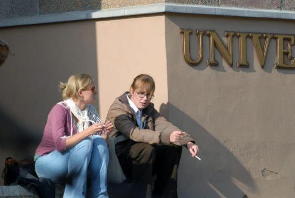 foto: noored tartu ülikooli juures