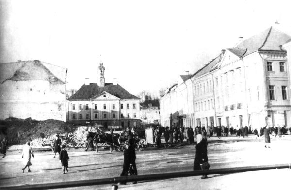 foto: raekoja plats 1940. aastatel. fotograaf teadmata