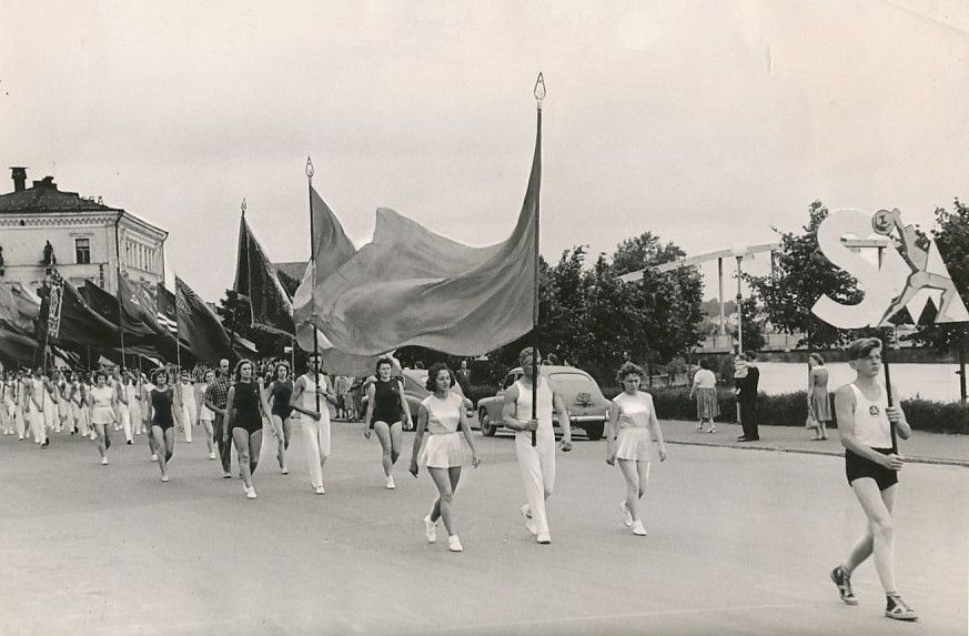 foto: Tartu I sportmängude rongkäik Oktoobri puiesteel 1961. a.