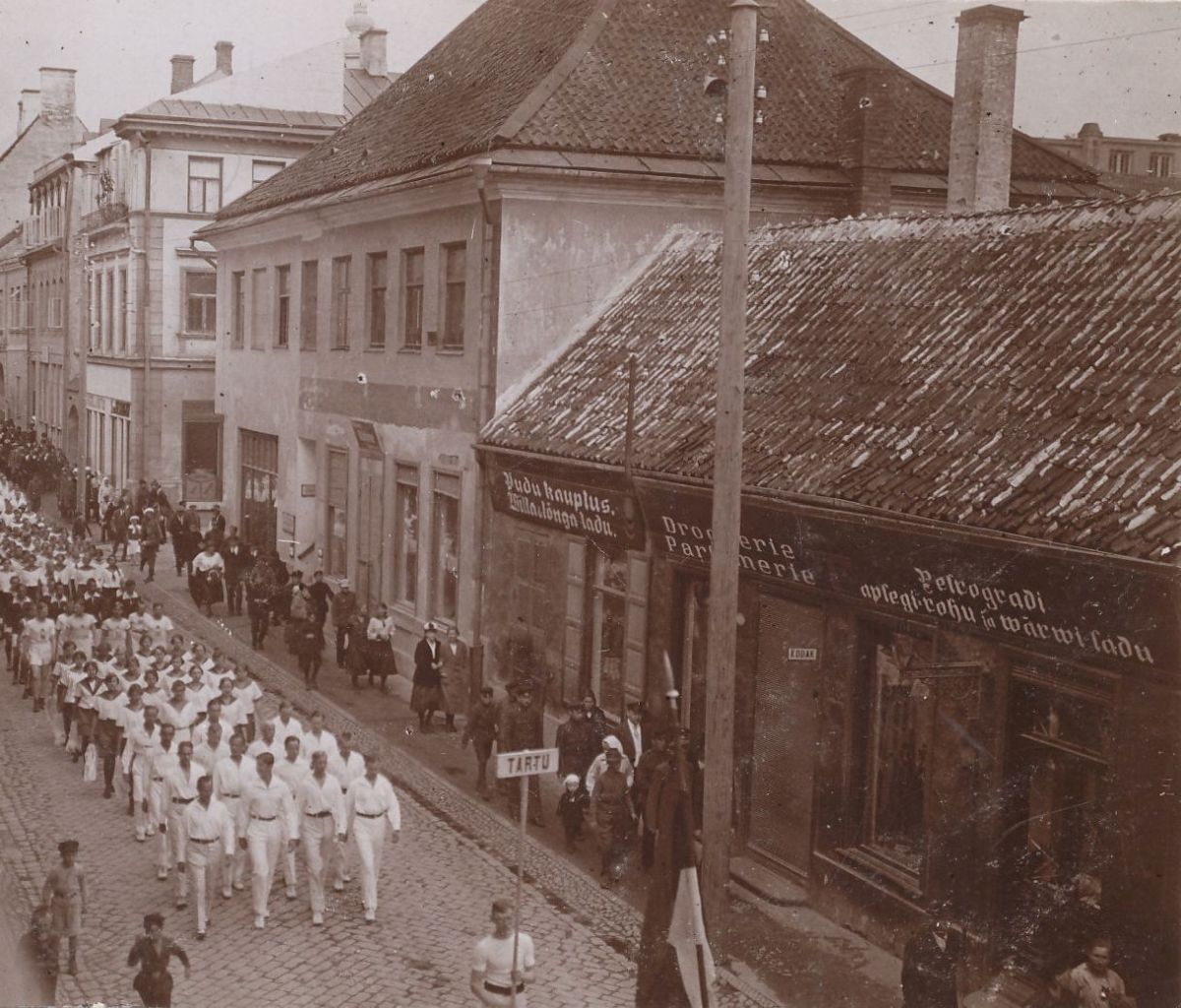 foto: I üleriikliku Noorte Püha spordiolümpiaadi rongkäik 1921. a.