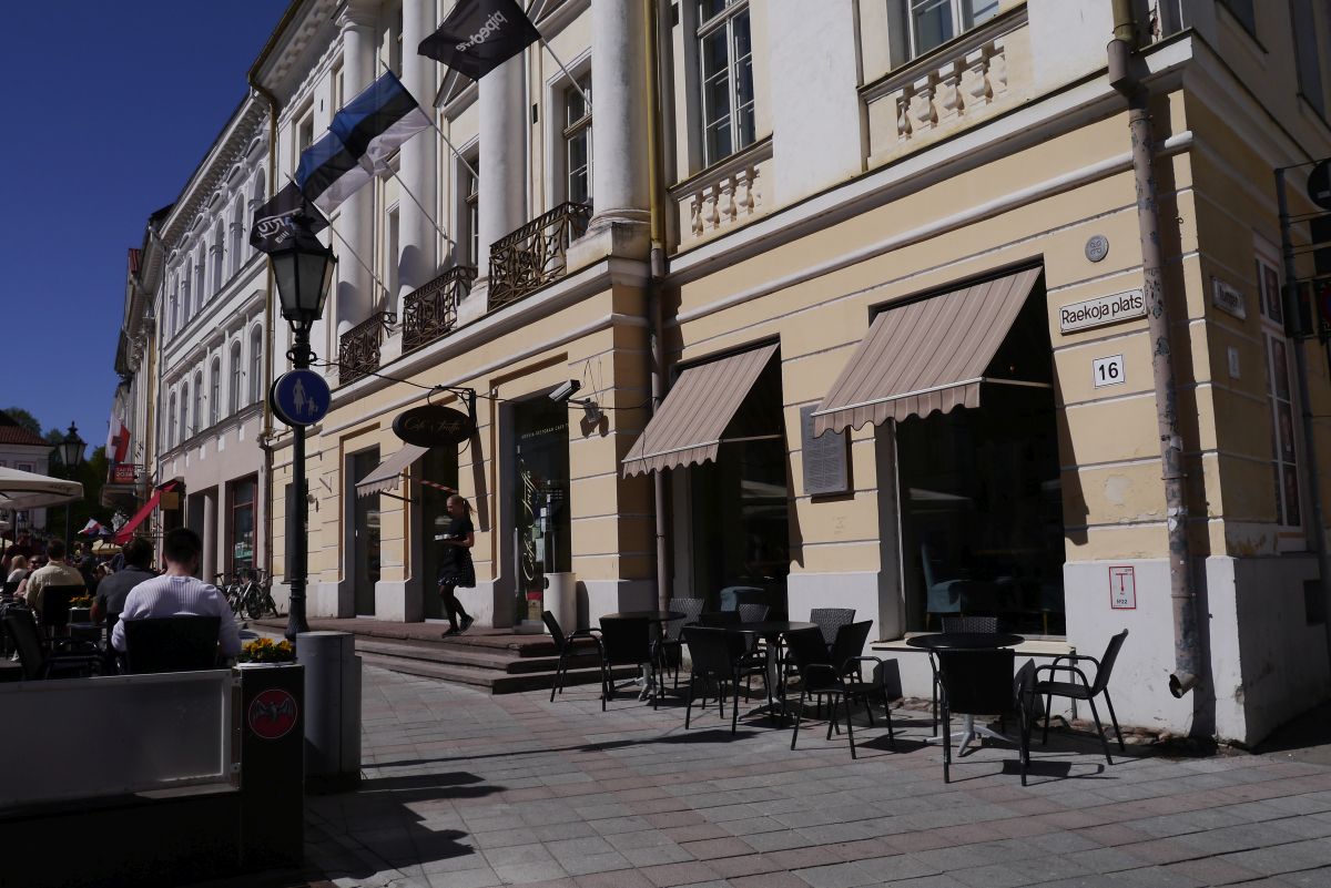 foto: Cafe Truffe, endine kauplus Kirjavara, ülakorrusel varem kino Varia 14.05.2018