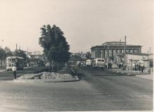 foto: Linnaliinide bussijaam. Vaade Vanemuise ja Küüni tn nurgalt turuhoone poole 1964