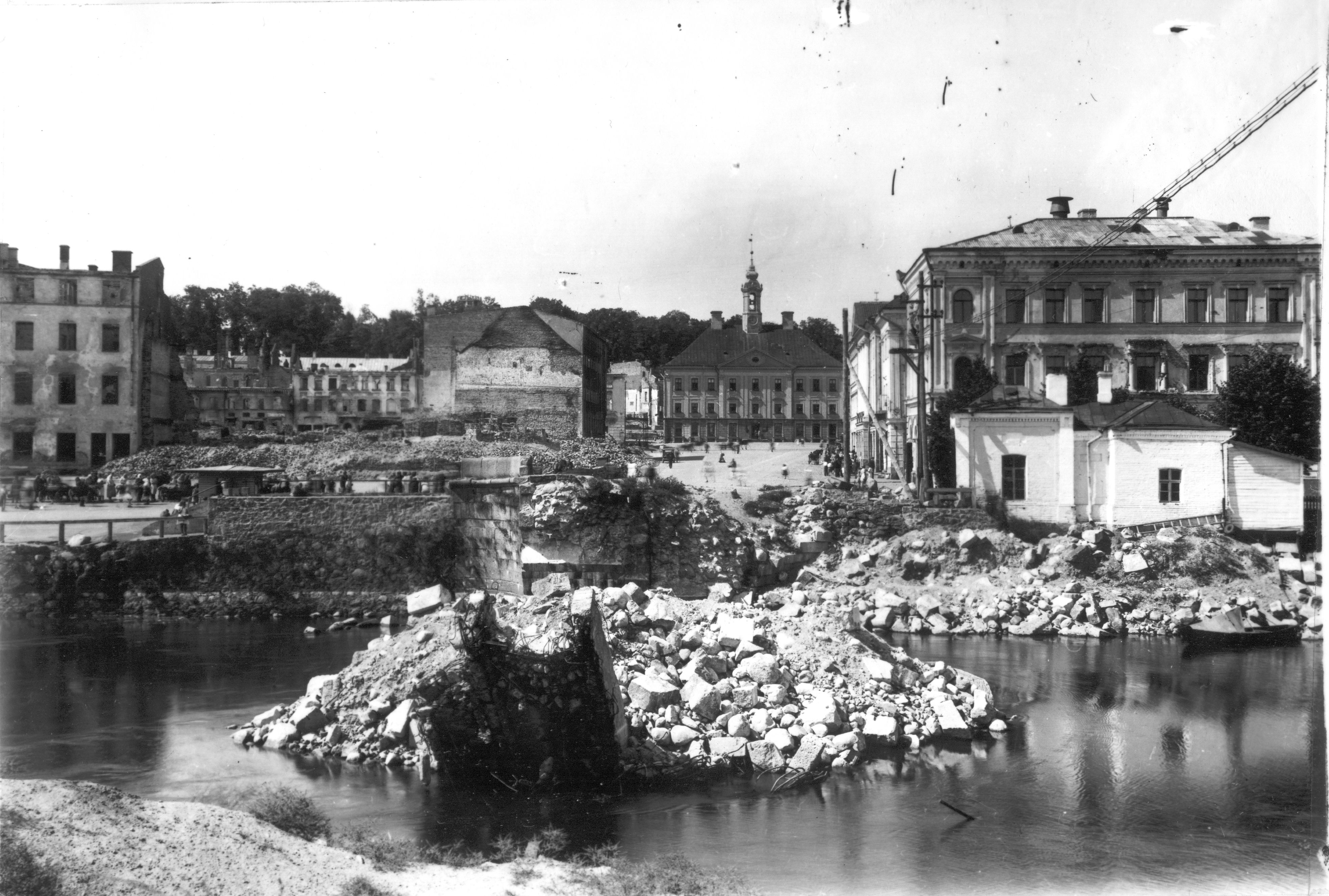 foto: Kivisilla varemed ja raekoja plats 1944. a. fotograaf teadmata