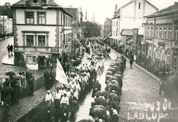 foto: Tartumaa 3. Laulupeo rongkäik Promenaadi tänaval 30.06.1935