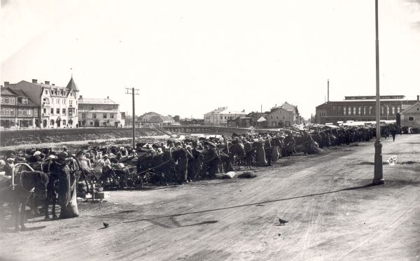 foto: turg emajõe ääres 1930. aastatel. fotograaf teadmata