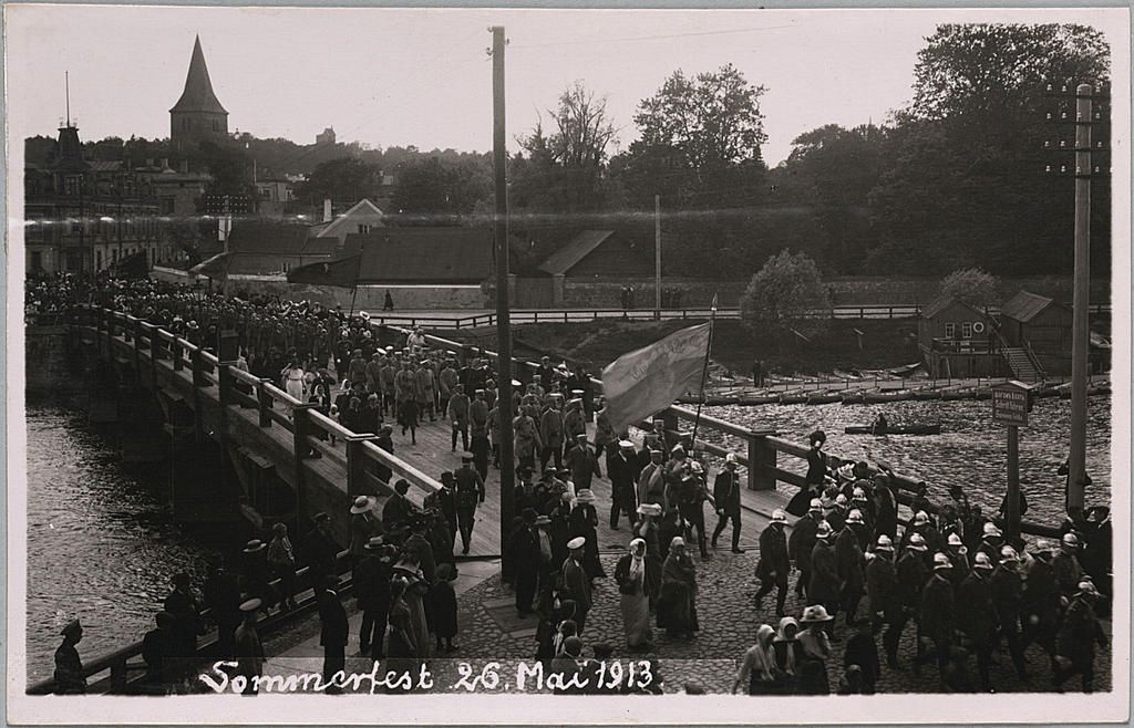 foto: Tartu tuletõrje rongkäik puusillal 1913. a.