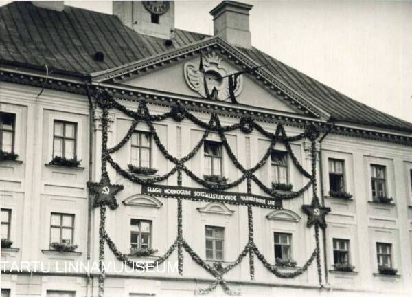 foto: Raekoda, kaunistatud nõukoguliku sümboolikaga 1940.a.