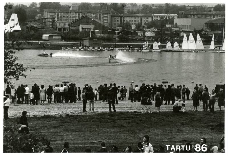 foto: Võidupüha tähistamine Anne kanali ääres 9.05.1986. Kiirpaatide võidukihutamine