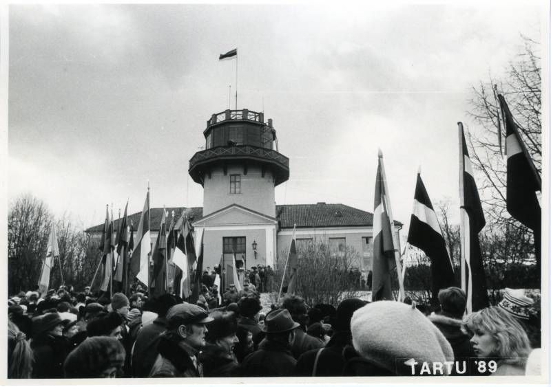 foto: Eesti Vabariigi aastapäeva tähistamine Toomemäel tähetorni juures 24.02.1989