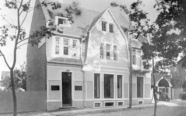 foto: Tähe 20 (apteegihoone) ja sellest paremal kino Ideal sissepääsupaviljon 1920ndatel