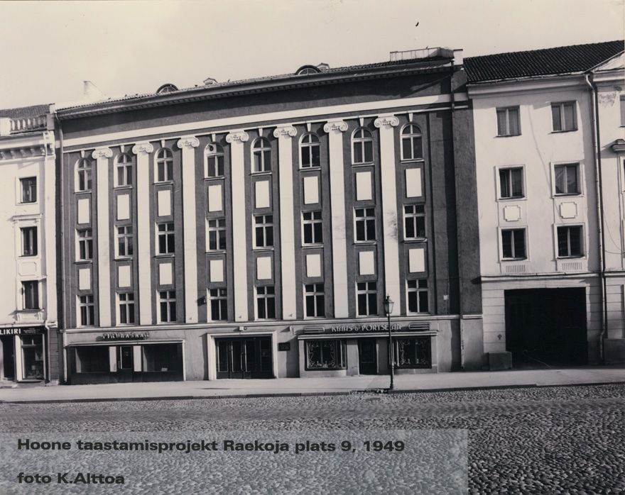 foto: Taastatud hoone Tartus Raekoja platsil 1949. a.