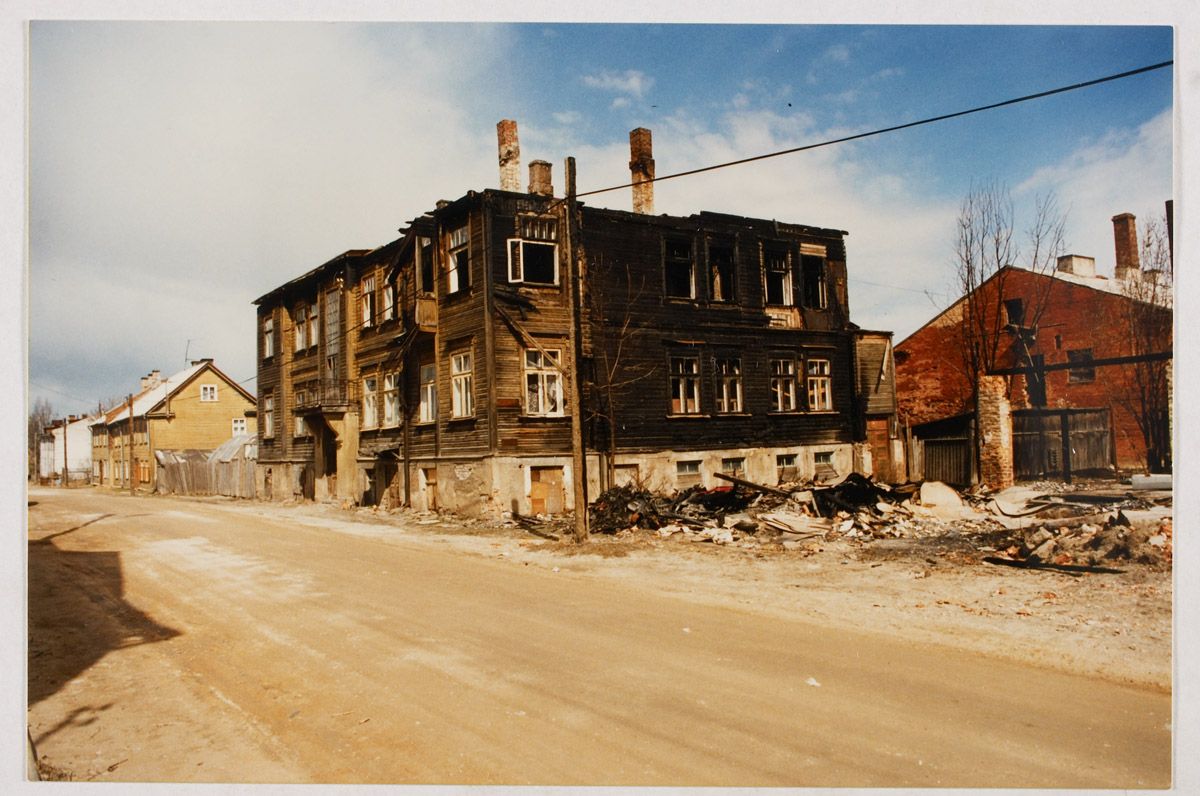 foto: Tules hävinud Oa 1 puitmaja (nn Merca maja) 1997. a.