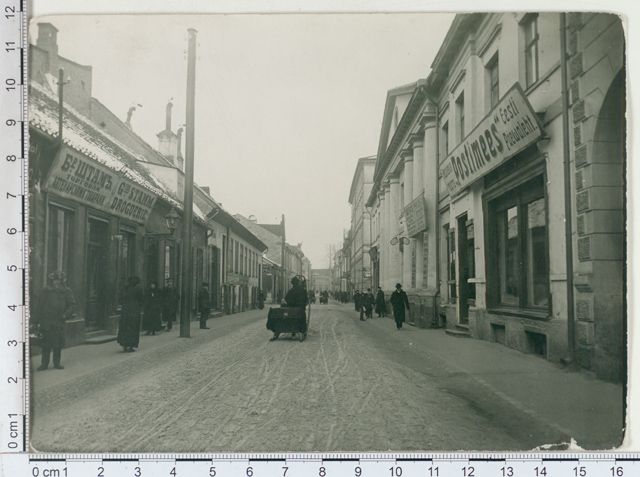 foto: Ostlejad ja jalutajad Rüütli tänaval 1913. a.