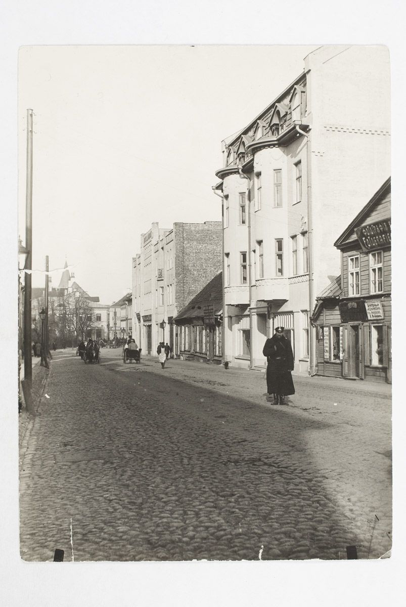 foto: Jalutajad Promenaadi tänaval 1913. a.