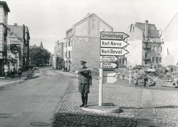 foto: Eesti Omakaitse mundris mees liiklust reguleerimas 1941. a.