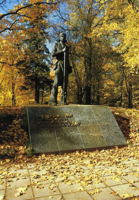 foto: Mallene, Avo. Kristian Jaak Petersoni ausammas Toomemäel 1990-1995. Skulptor Jaak Soans