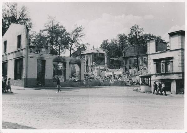 foto: Sõjapurustused Aia, Ülikooli ja Promenaadi tänava nurgal 1941. a. Ees vasakul Jürgensi kaubamaja portselaniäri varemed