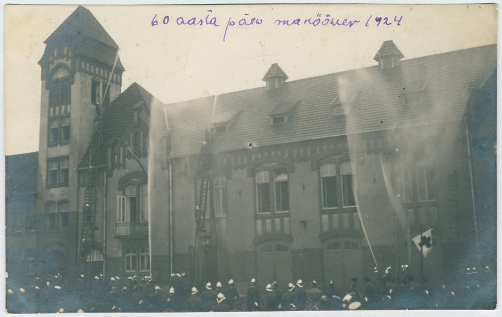 foto: Tuletõrjujad veejugadega Tartu pritsimaja ees ühingu 60. aastapäeva puhul korraldatud manöövril 1924. a