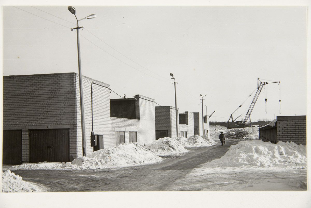foto: Kuuse tänava kooperatiivgaraažid, tagaplaanil kõrghoone vundamendi rajamine 1990ndatel