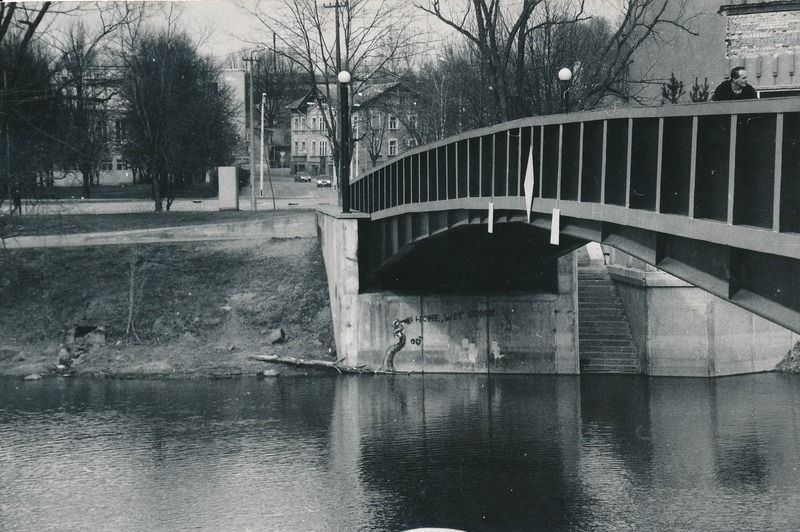 foto: Jalakäijate sild (raudsild) Laia tn juures 1998. a
