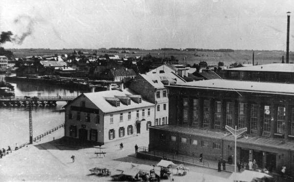 foto: Emajõe paremkallas: turuhoone ja kaubaletid selleesisel platsil, Hotell Central, pontoonsild Riia (varem Lodja) tn kohal 1938. a