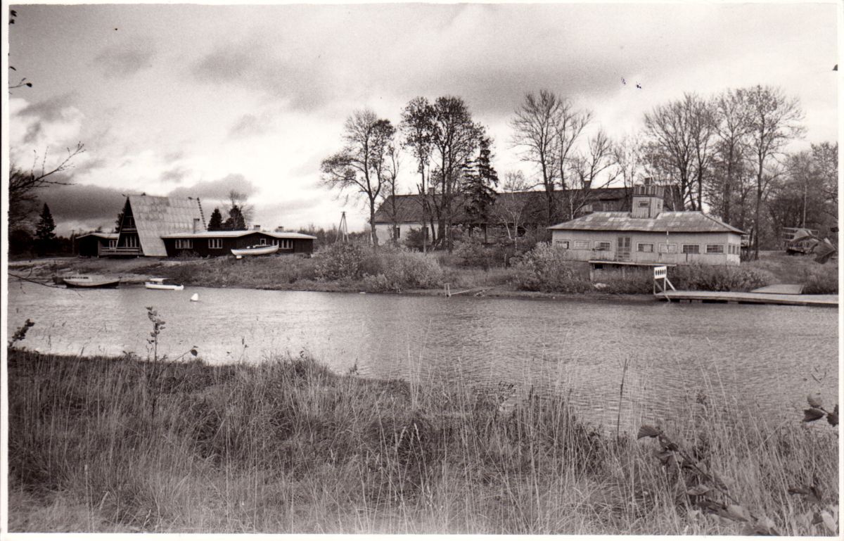 foto: Kvissentali veemotospordibaas ja kunagine Kvissentali kõrts 1983