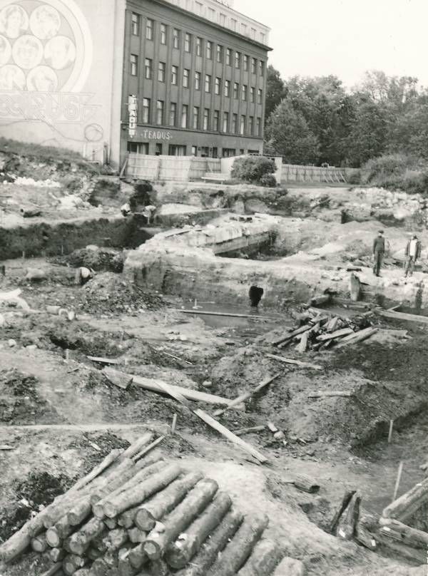 foto: Kaubahalli ehitusplats  1988-1989, taga raamatupood “Teadus” Ülikooli 1 