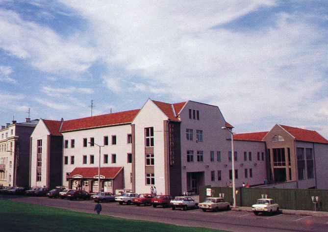 foto: Tartu kaubahall Ülikooli tänava poolt 1990ndate alguses