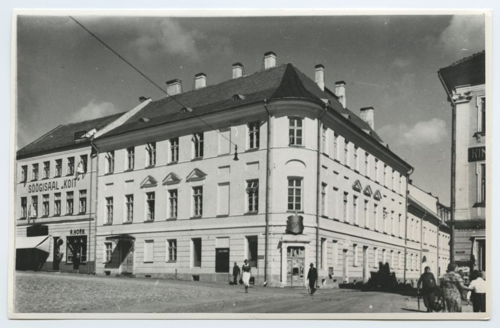 foto: Nn. vana ülikooli hoone Rüütli tänava ja Raekoja platsi nurgal 1930ndatel