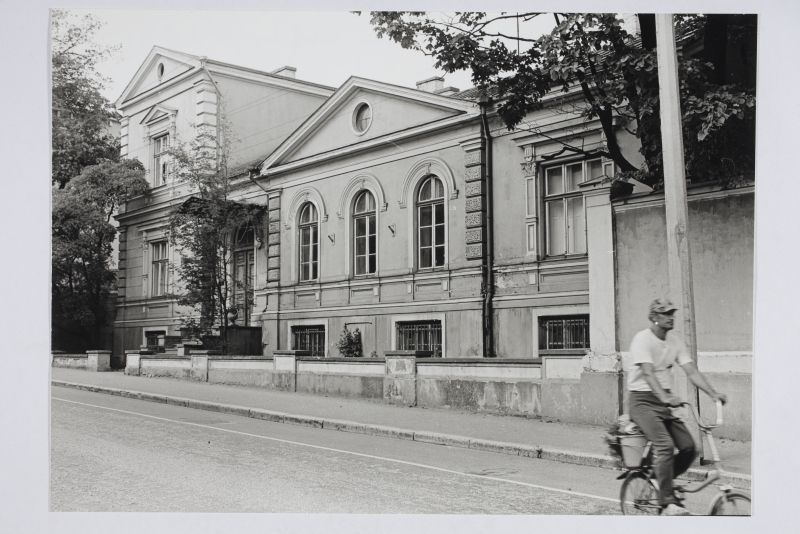 foto: Kirjanduse maja (endine KGB maja) Vanemuise tänaval 1993. aastal
