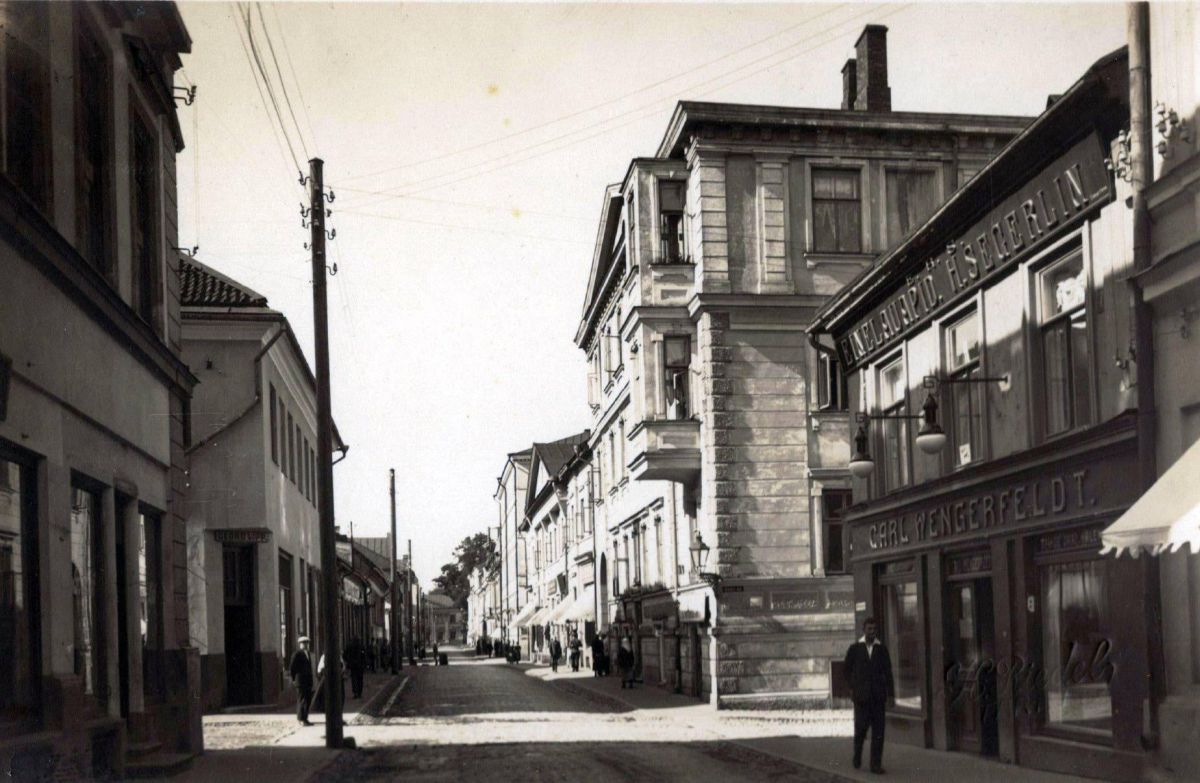 foto: Segerlin enne Karu platsi Rüütli ja Gustav Adolfi nurgal, avati 1922