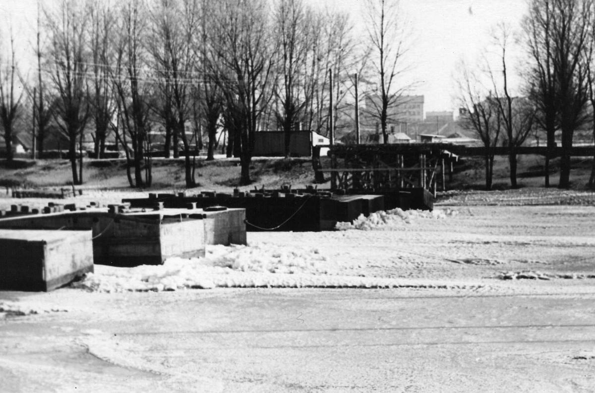 foto: Pontoonsild remondi aegu 1970ndatel vaadatuna Botaanikaaia nurga juurest