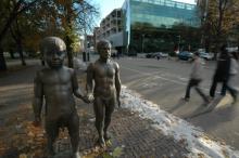 foto: skulptuur "isa ja poeg"
