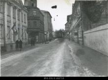 foto: Saksa okupatsioon Eestis. Lipuehtes Lai tänav Eesti Vabariigi 25. aastapäeval