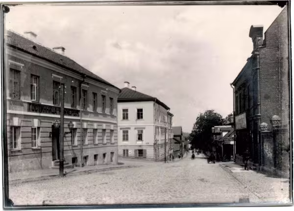 foto: riia tänav. vasakul hotell kommerts. fotograaf teadmata