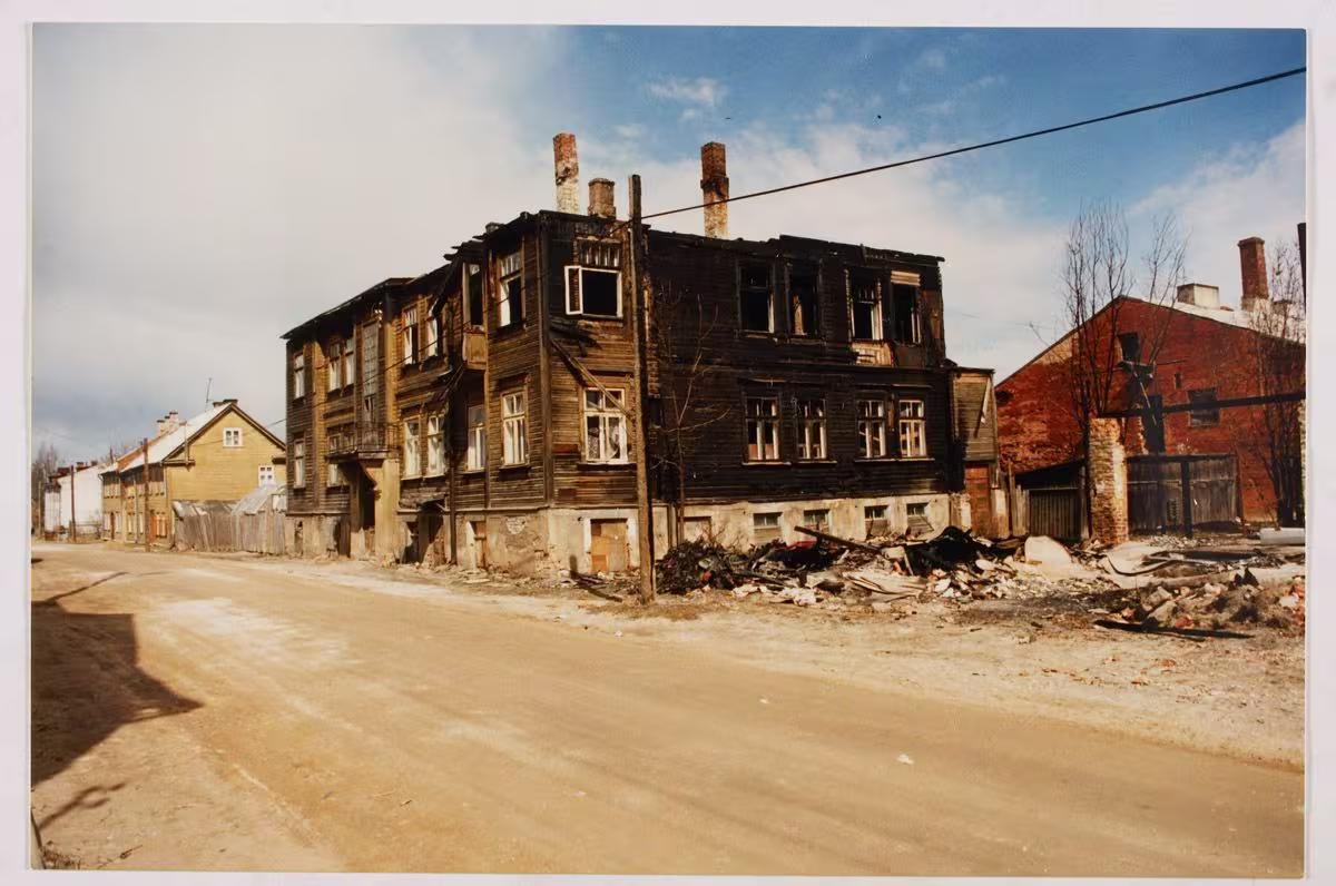 foto: Tules hävinud Oa 1 puitmaja (nn Merca maja) 1997. a.