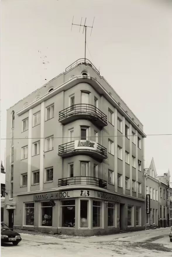 foto: Korterelamu kauplusega "Mäng ja kool" 1998. a.