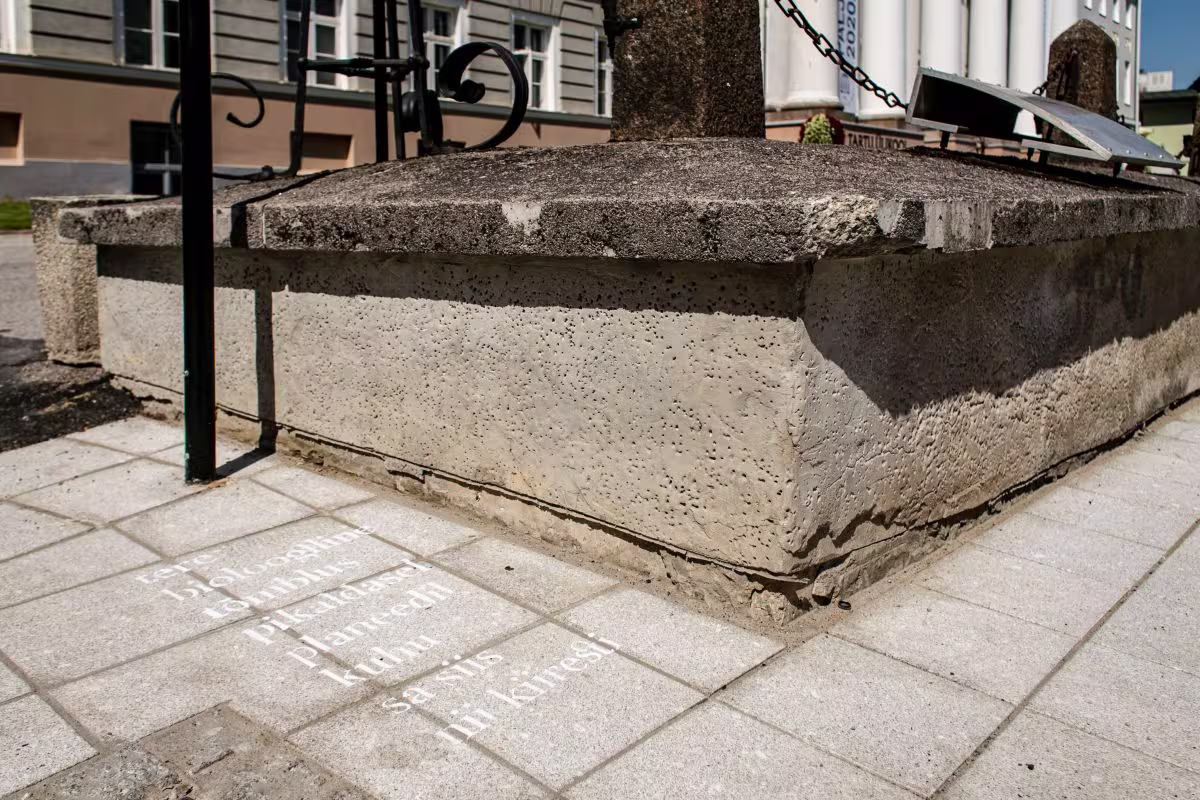 foto: Lauri Tederi luuleread ülikooli peahoone ees. Linnakirjaniku teekond 19.06.2020