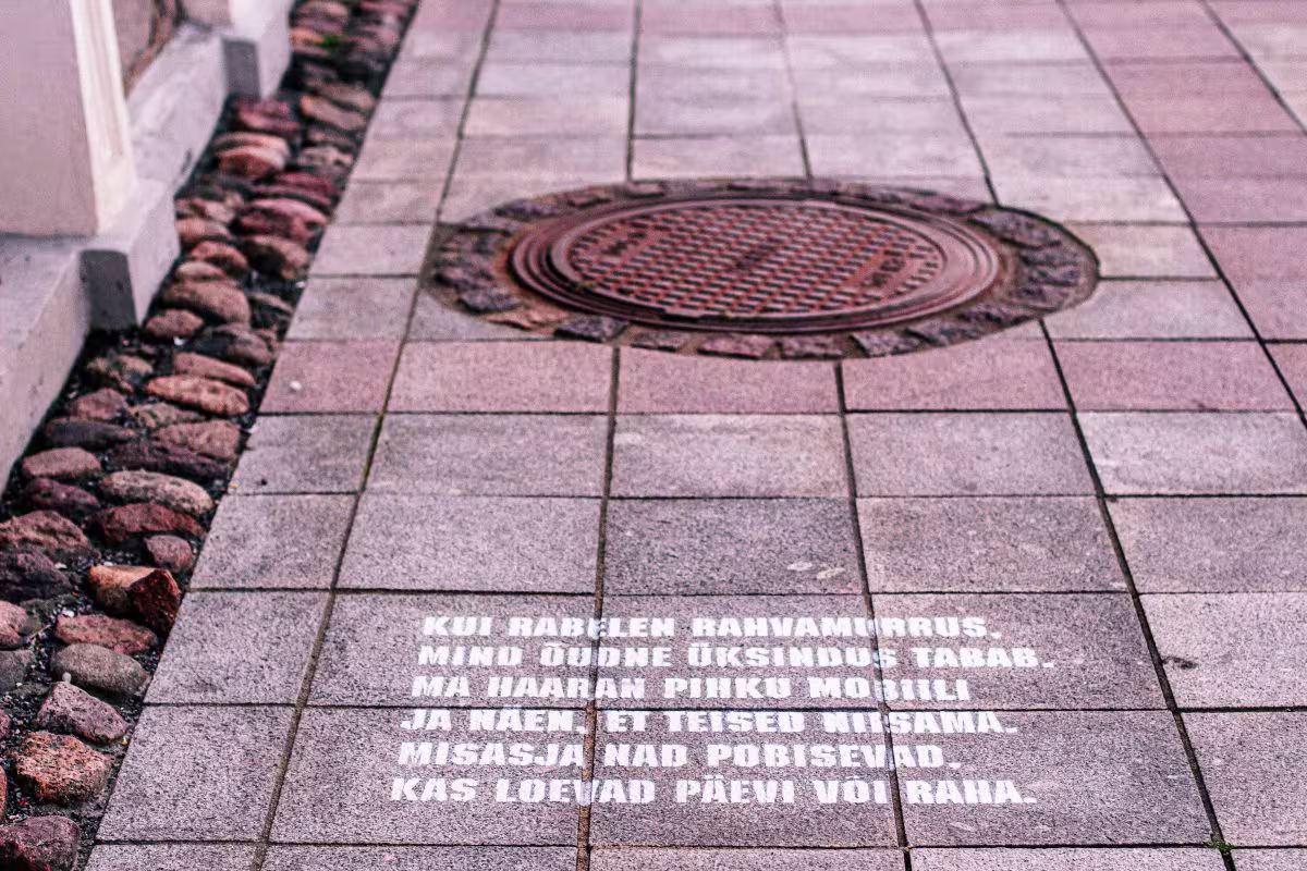 foto: Mari Vallisoo luuleread raekoja ees. Linnakirjaniku teekond 19.06.2020