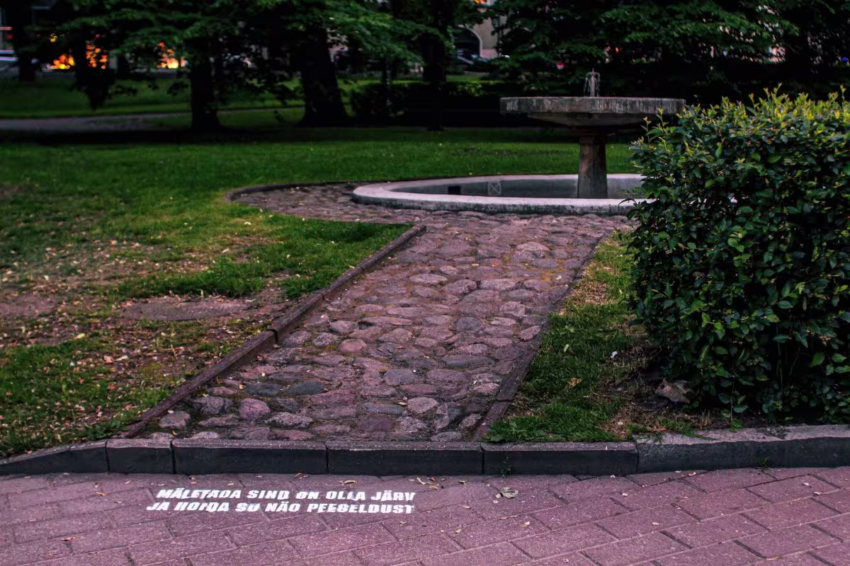 foto: Triin Paja luuleread Küüni tänaval. Linnakirjaniku teekond 19.06.2020