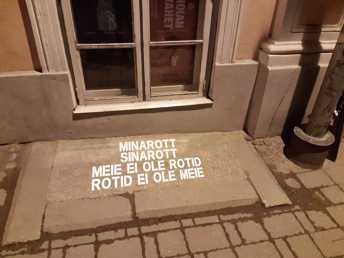 foto: Andres Ehini luuleread Zavoodi ees. Linnakirjaniku teekond 19.06.2020