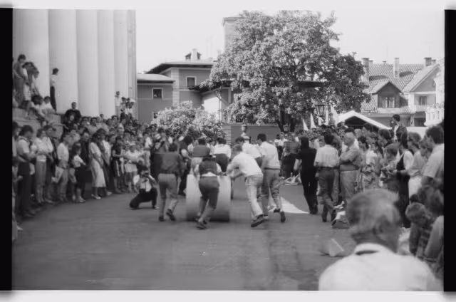 foto: Postimehe päev 1992. a, trükipaberi veeretamise võistlus Postimehe ja Liivimaa Kroonika vahel TÜ peahoone ees 