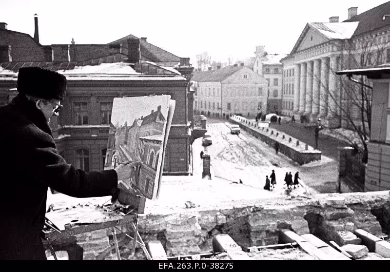foto: Kunstnik Kalju Nagel maalib Tartu Riikliku Ülikooli peahoonet